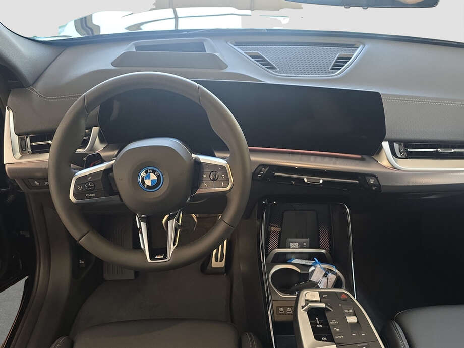 BMW iX2 eDrive20 (Bild 13/18)