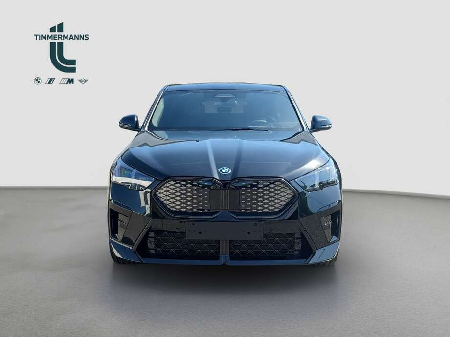BMW iX2 eDrive20 (Bild 8/18)