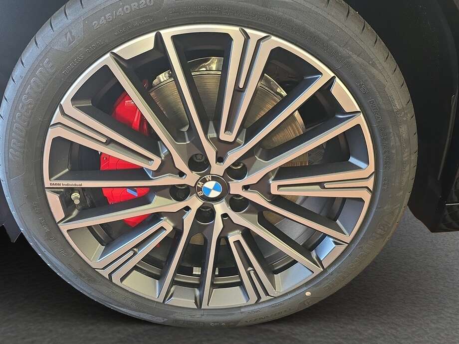 BMW iX2 eDrive20 (Bild 9/18)