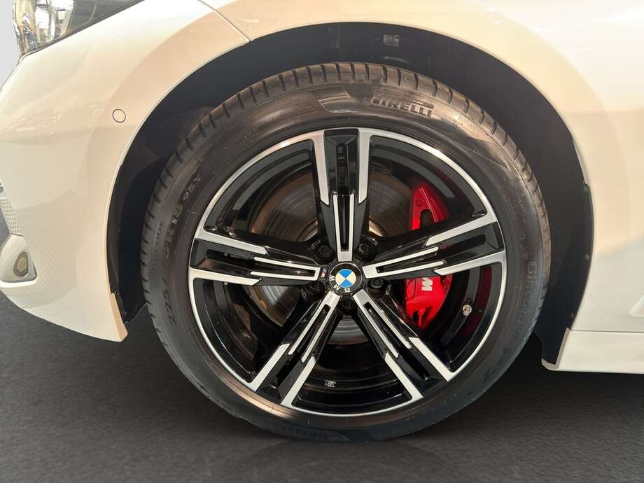 BMW 318i (Bild 9/18)