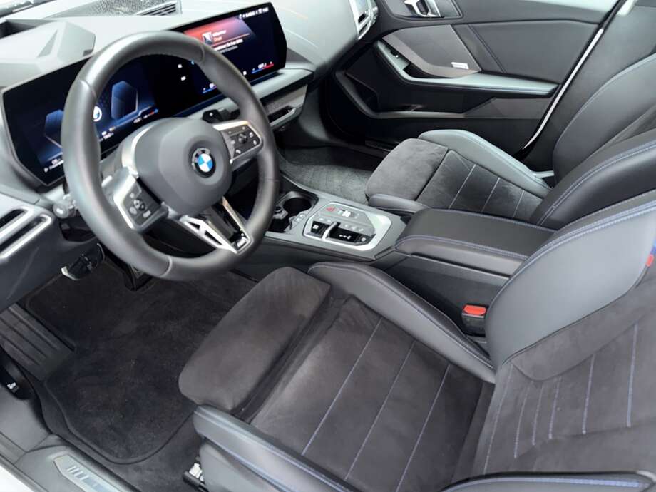 BMW 223 xDrive (Bild 12/16)