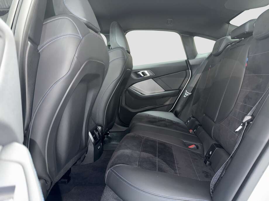 BMW 223 xDrive (Bild 15/16)