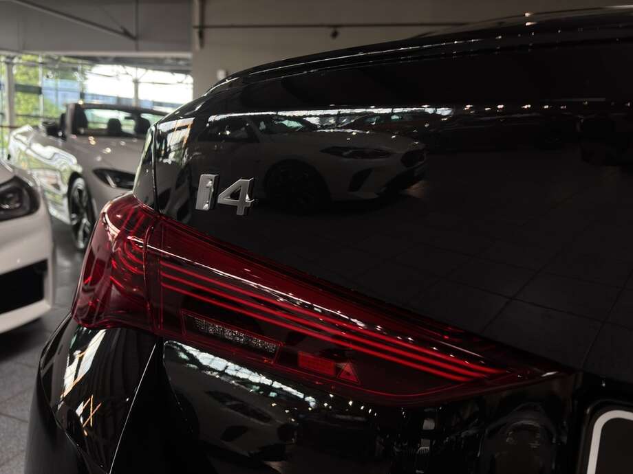 BMW i4 (Bild 18/18)