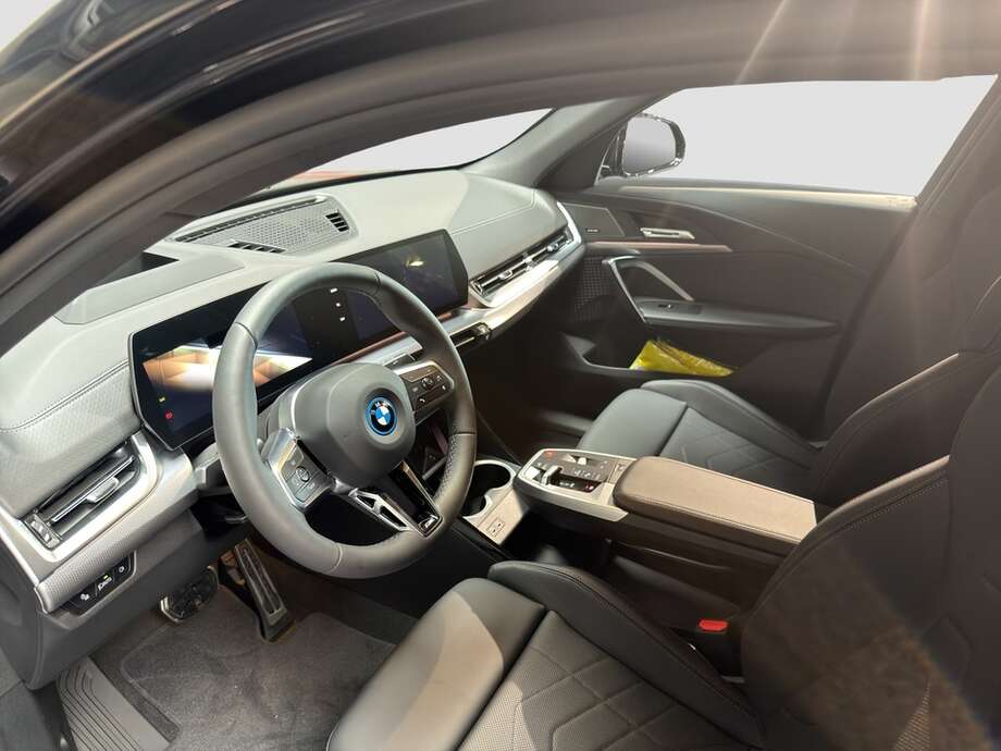 BMW iX2 eDrive20 (Bild 9/18)