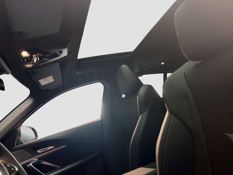 BMW iX2 eDrive20 (Bild 10/18)