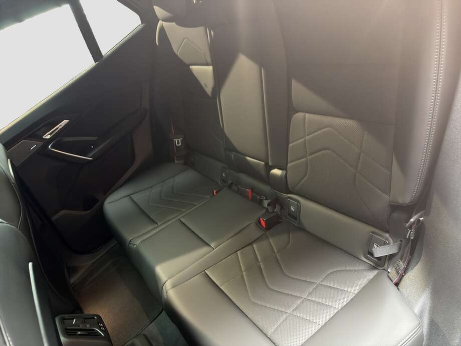BMW iX2 eDrive20 (Bild 13/18)