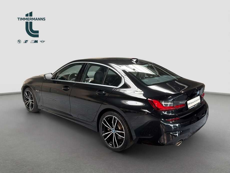 BMW 330e (Bild 3/18)