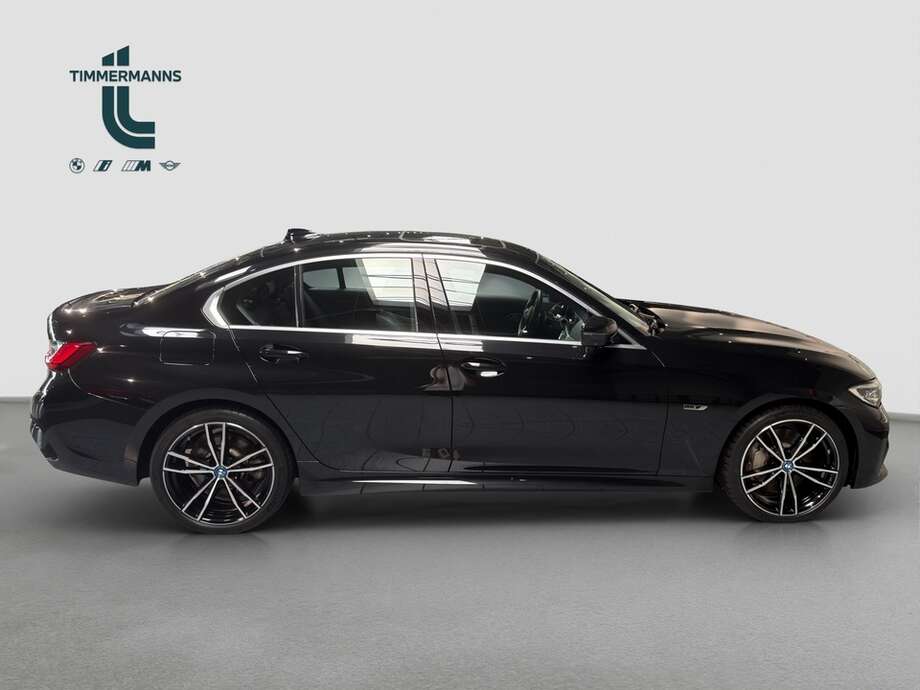 BMW 330e (Bild 6/18)