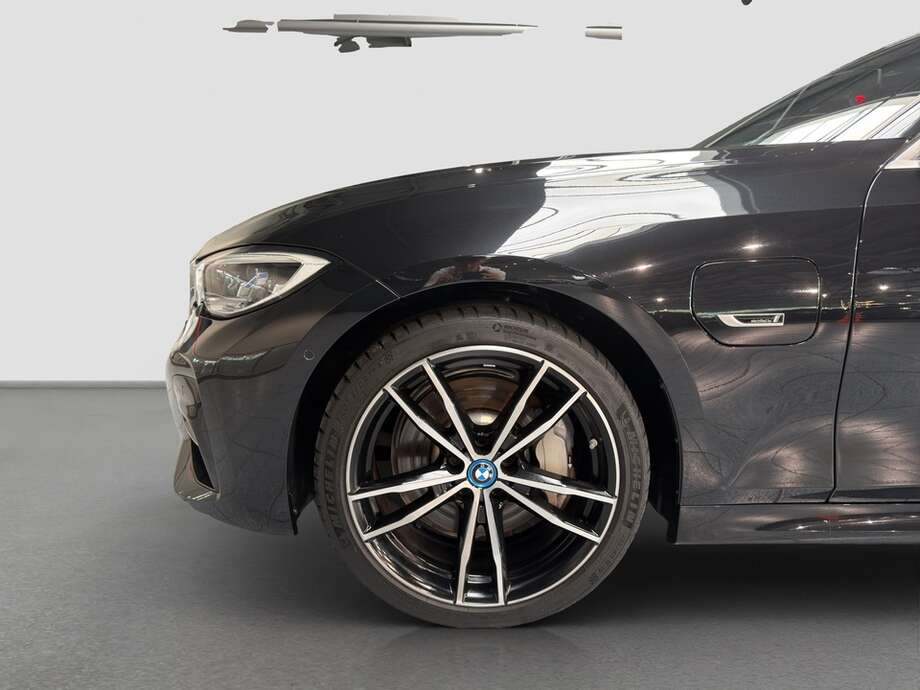 BMW 330e (Bild 9/18)
