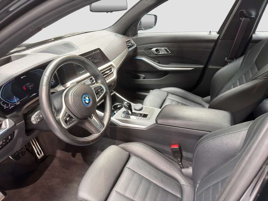 BMW 330e (Bild 10/18)
