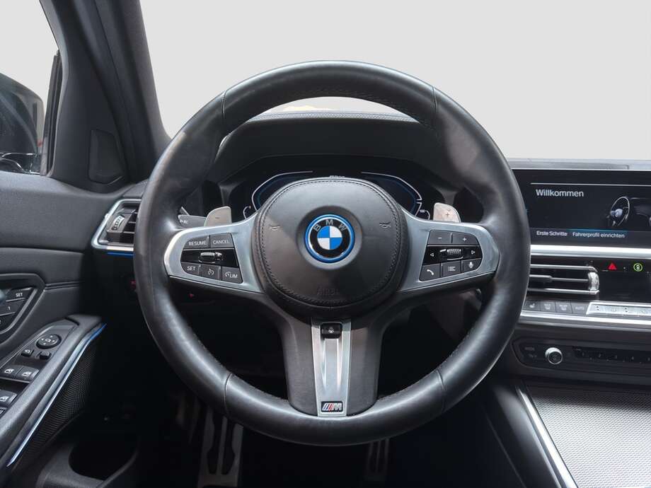 BMW 330e (Bild 12/18)