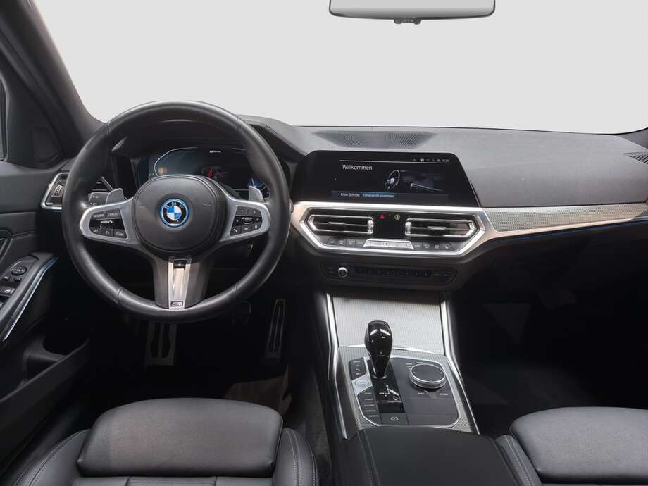 BMW 330e (Bild 13/18)