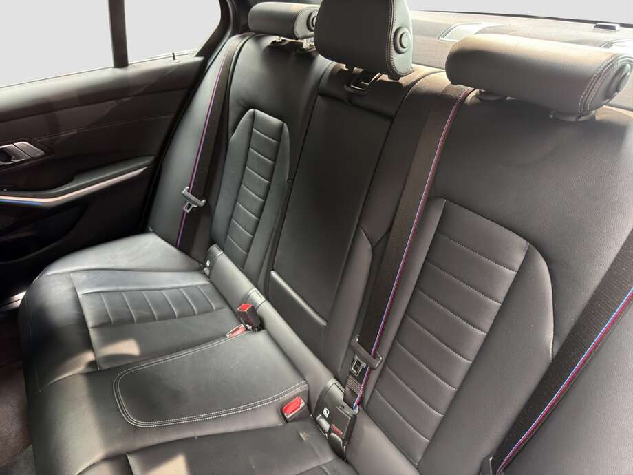 BMW 330e (Bild 14/18)