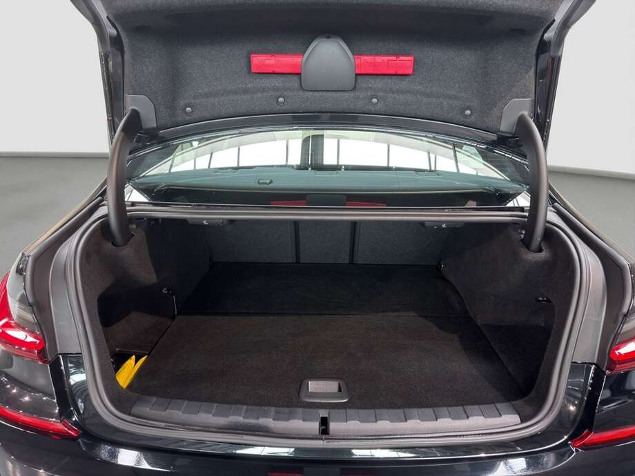 BMW 330e (Bild 15/18)