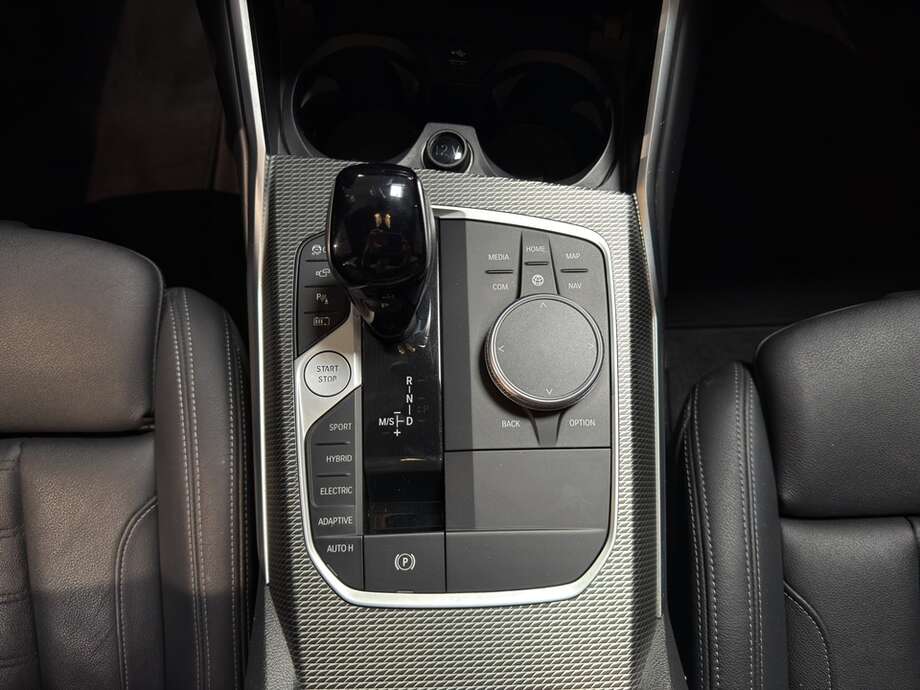 BMW 330e (Bild 17/18)