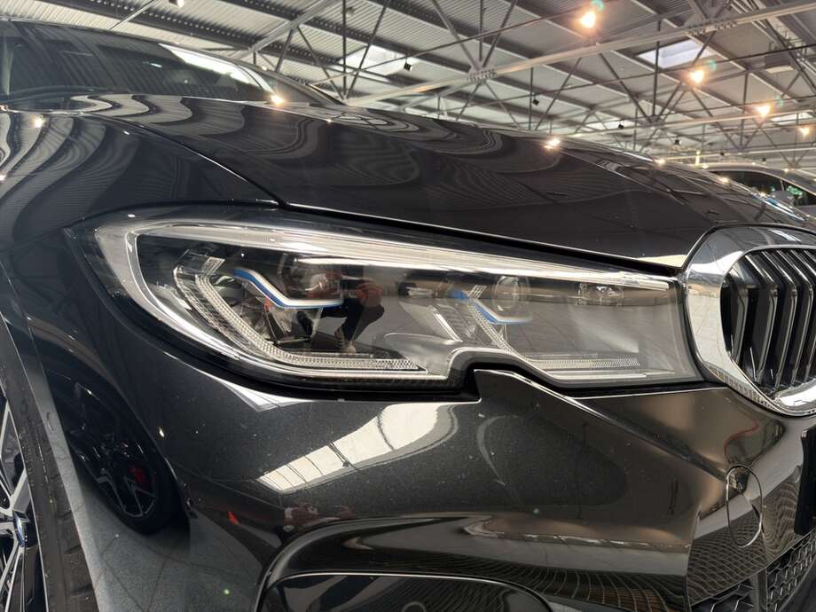 BMW 330e (Bild 18/18)