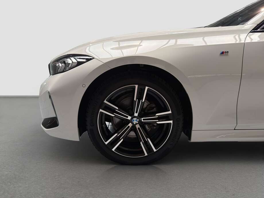 BMW 320d (Bild 9/18)