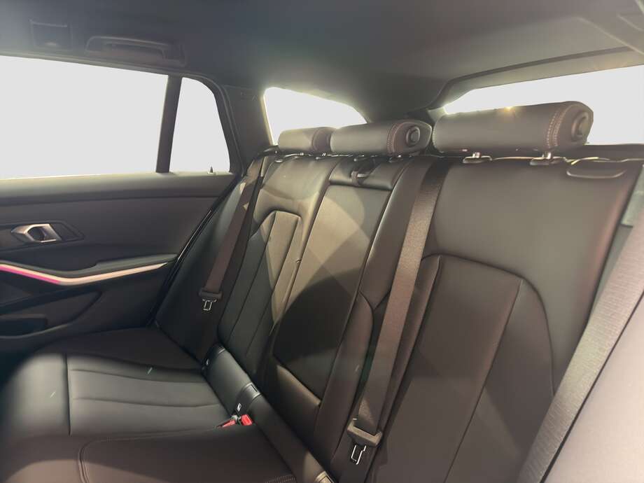 BMW 320d (Bild 14/18)