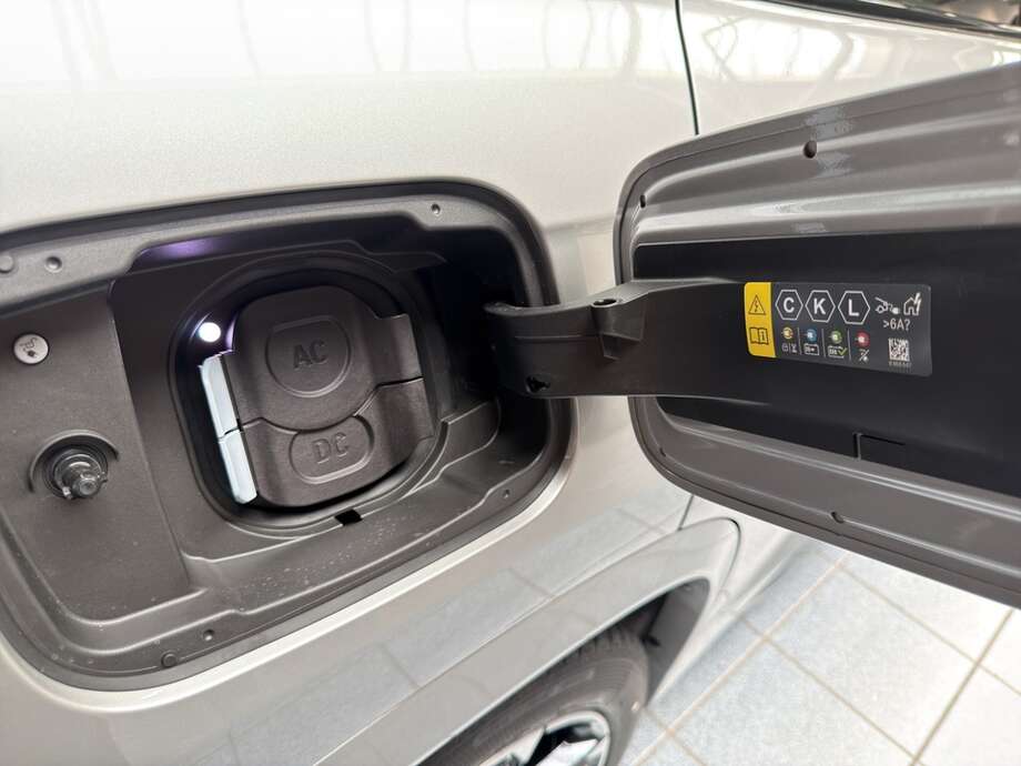 BMW BMW iX1 eDrive20 (Bild 16/18)