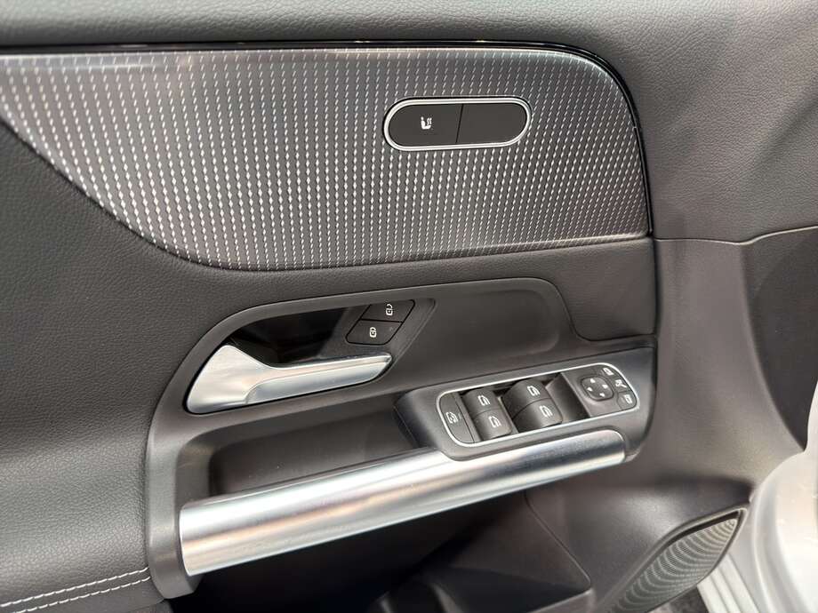 Mercedes-Benz B 180 (Bild 16/17)
