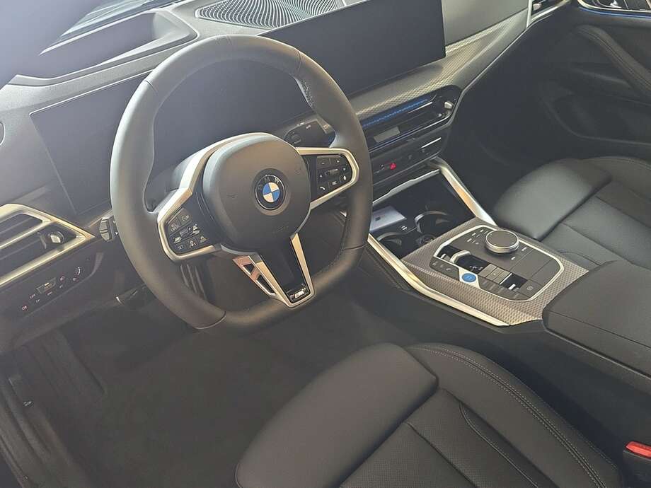 BMW i4 (Bild 10/18)