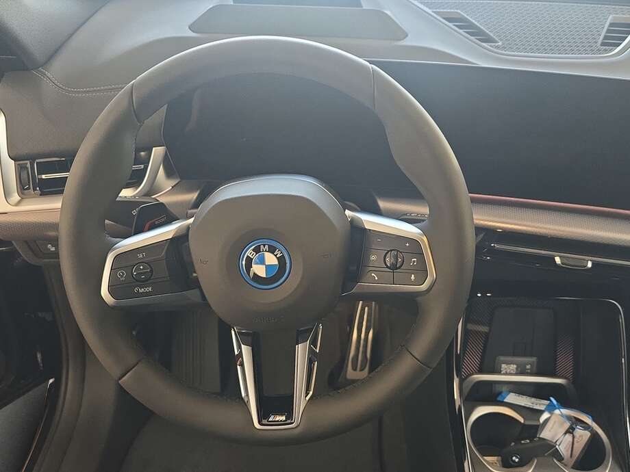 BMW iX2 eDrive20 (Bild 12/18)