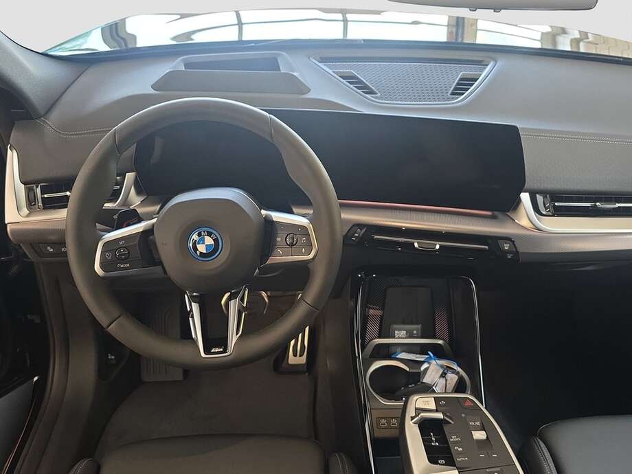 BMW iX2 eDrive20 (Bild 13/18)