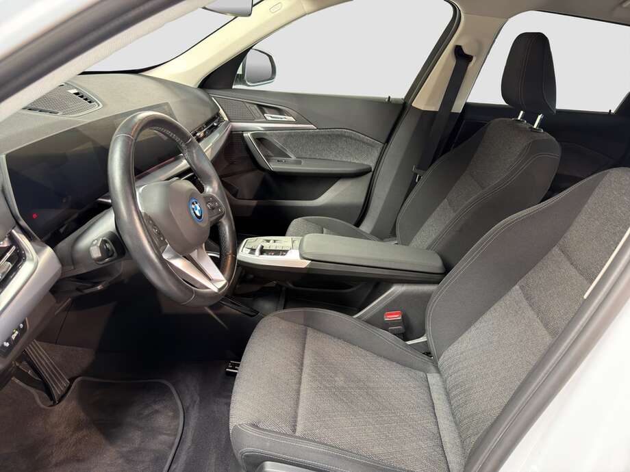 BMW iX1 xDrive30 (Bild 10/18)
