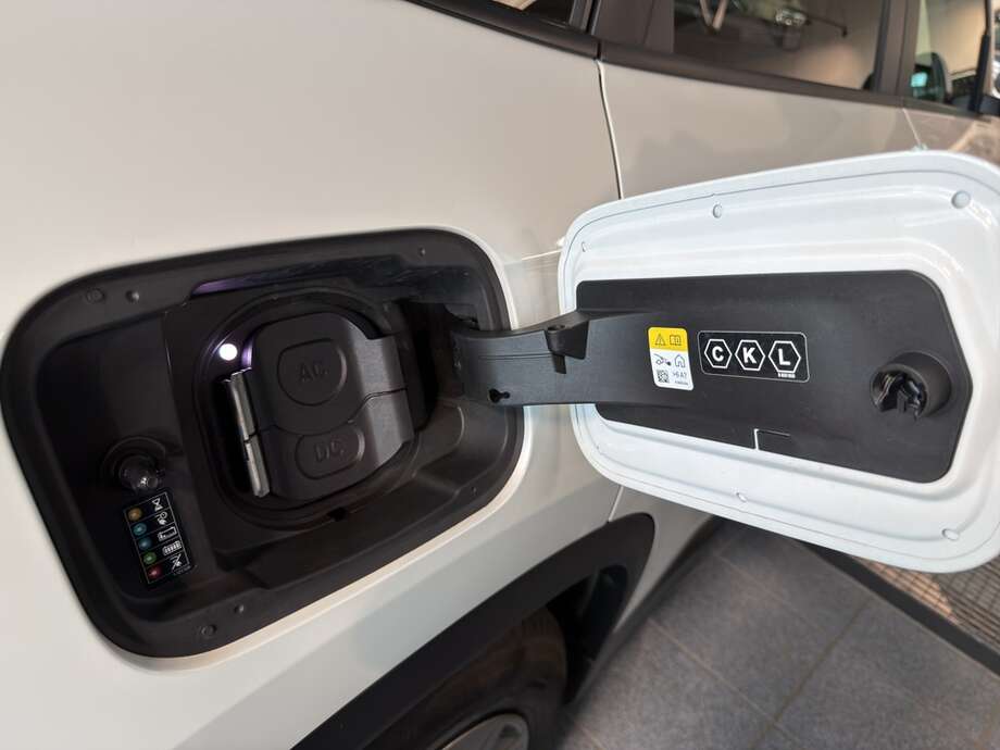 BMW iX1 xDrive30 (Bild 16/18)