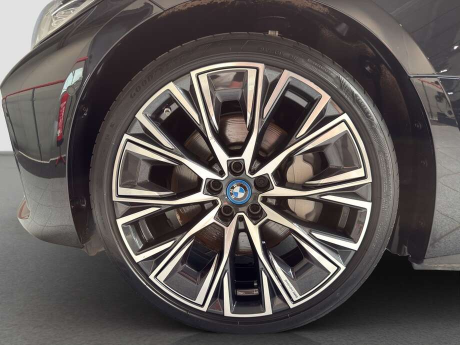 BMW i4 (Bild 9/15)