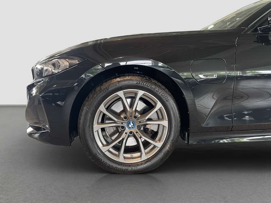 BMW 330e (Bild 9/15)