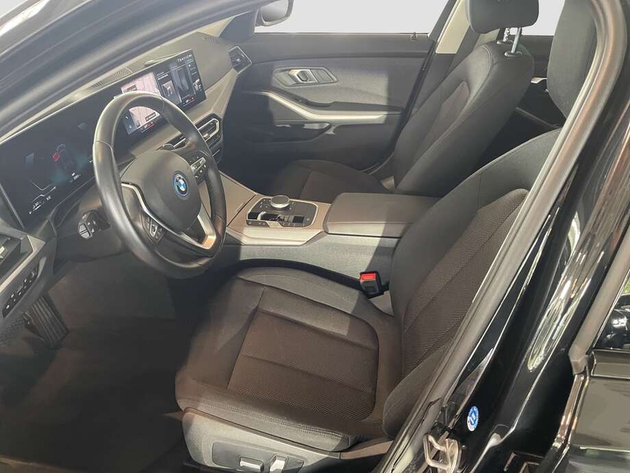 BMW 330e (Bild 10/15)