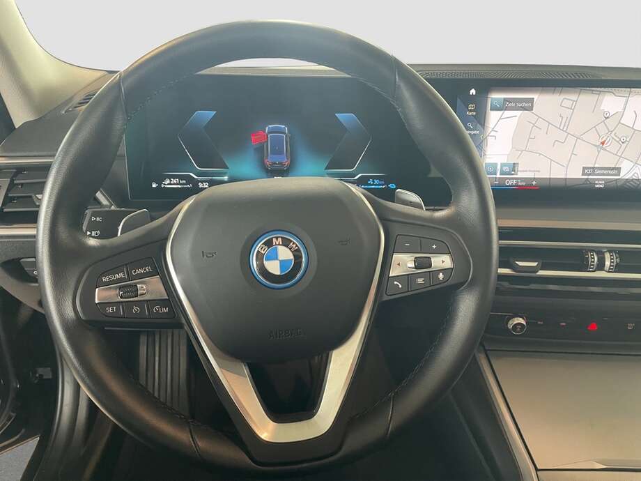 BMW 330e (Bild 11/15)