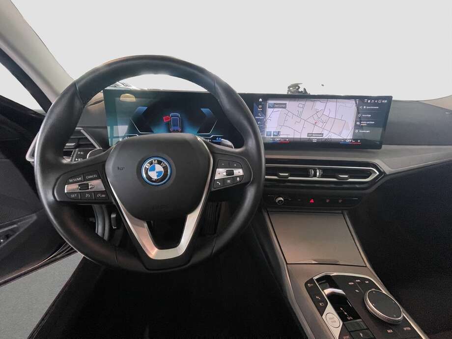 BMW 330e (Bild 12/15)