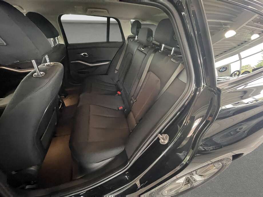 BMW 330e (Bild 13/15)