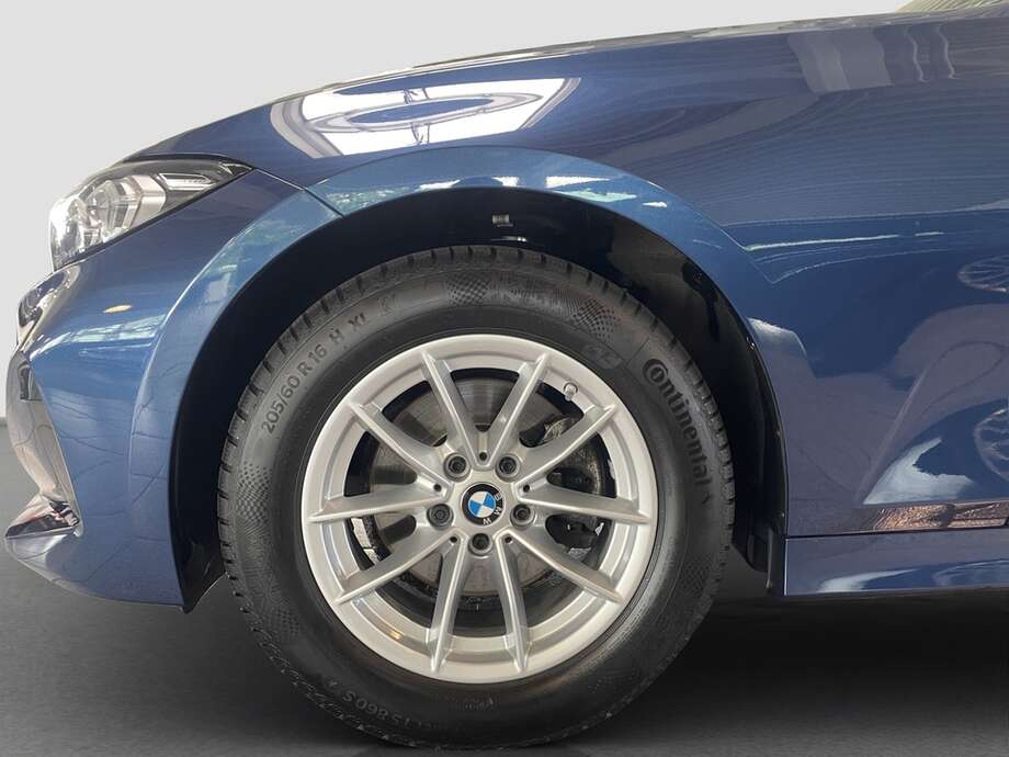 BMW 320i (Bild 9/15)