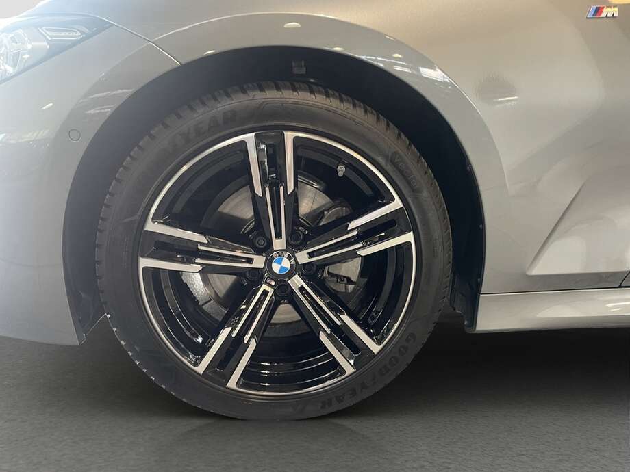 BMW 320d (Bild 9/16)