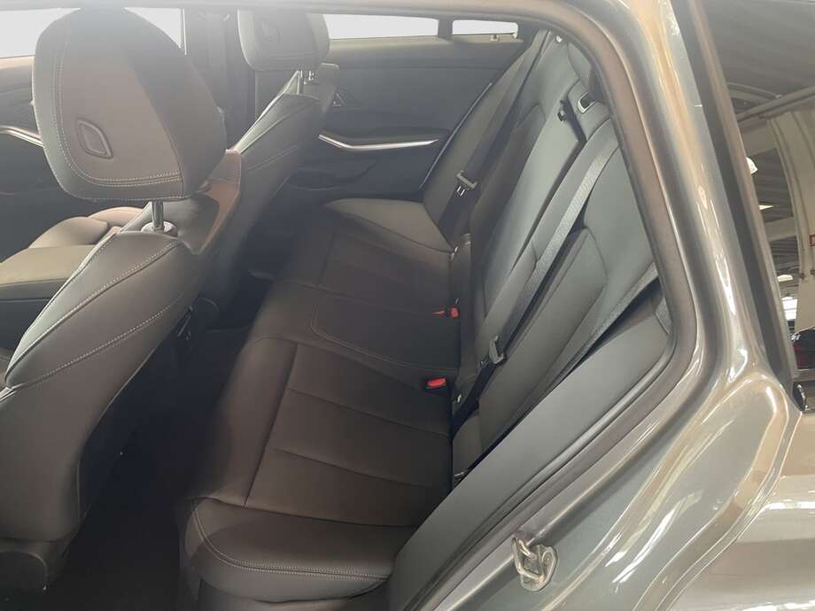 BMW 320d (Bild 14/16)