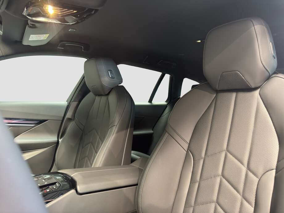 BMW 520d xDrive (Bild 11/15)