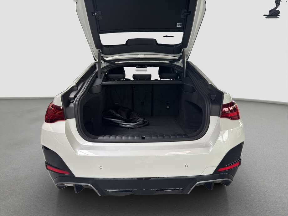 BMW i4 (Bild 15/16)