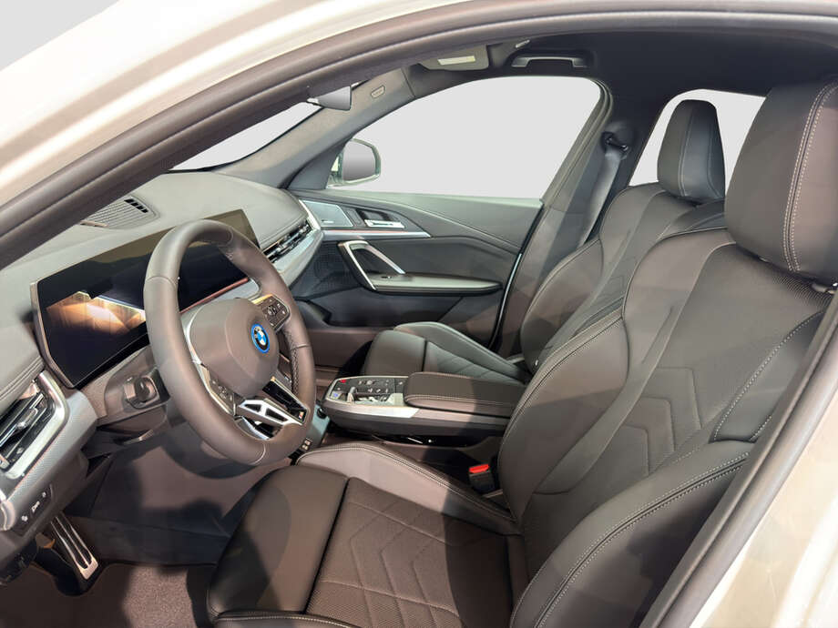 BMW iX1 eDrive20 (Bild 10/18)