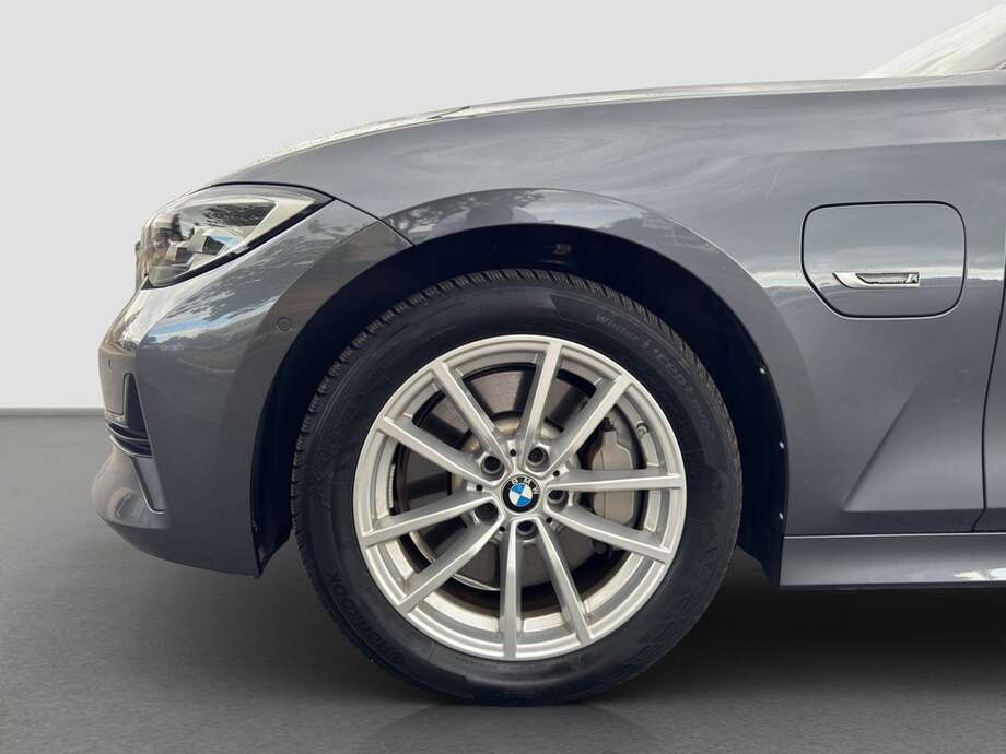 BMW 330e (Bild 9/20)