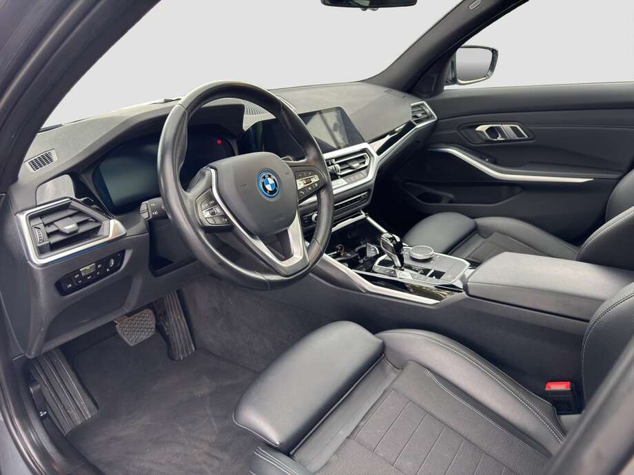 BMW 330e (Bild 10/20)