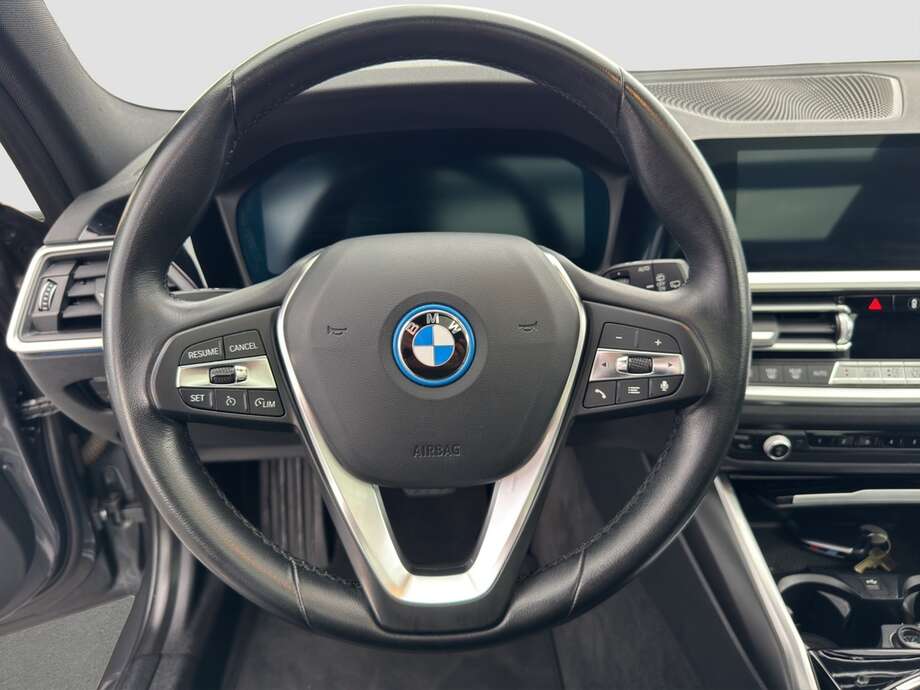 BMW 330e (Bild 12/20)