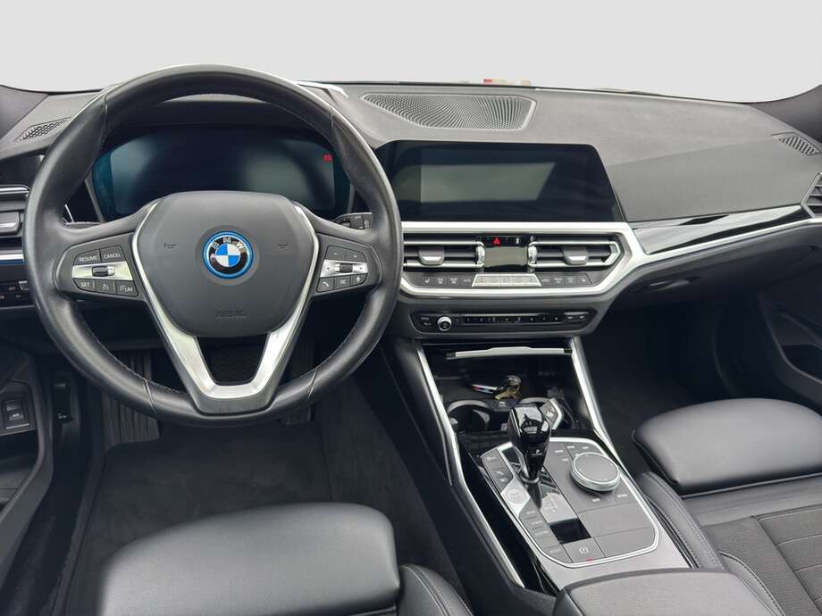 BMW 330e (Bild 13/20)