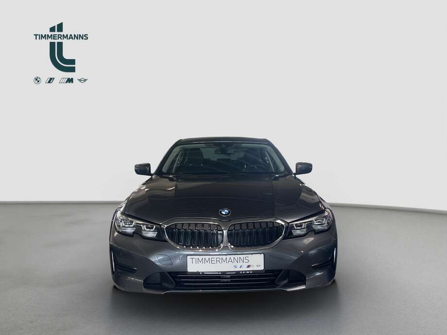 BMW 320i (Bild 9/16)