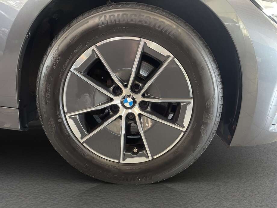 BMW 320i (Bild 10/16)