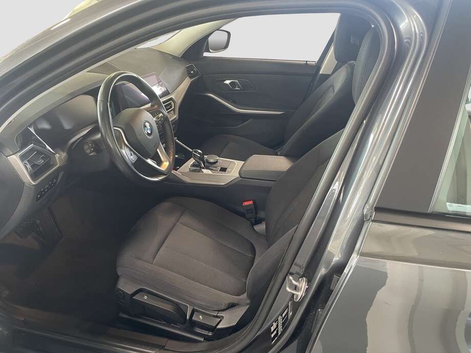 BMW 320i (Bild 11/16)