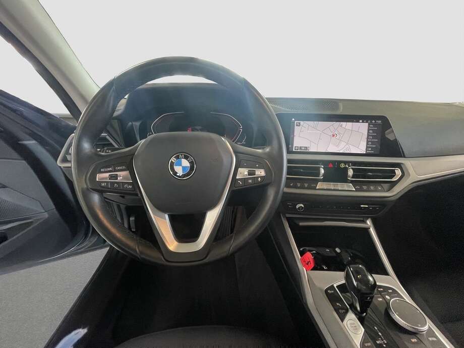 BMW 320i (Bild 12/16)