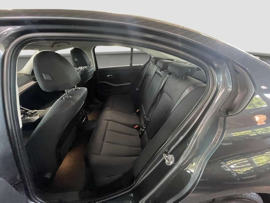 BMW 320i (Bild 15/16)